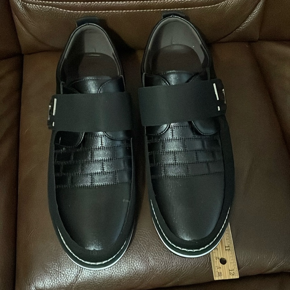 New men’s shoes size 8